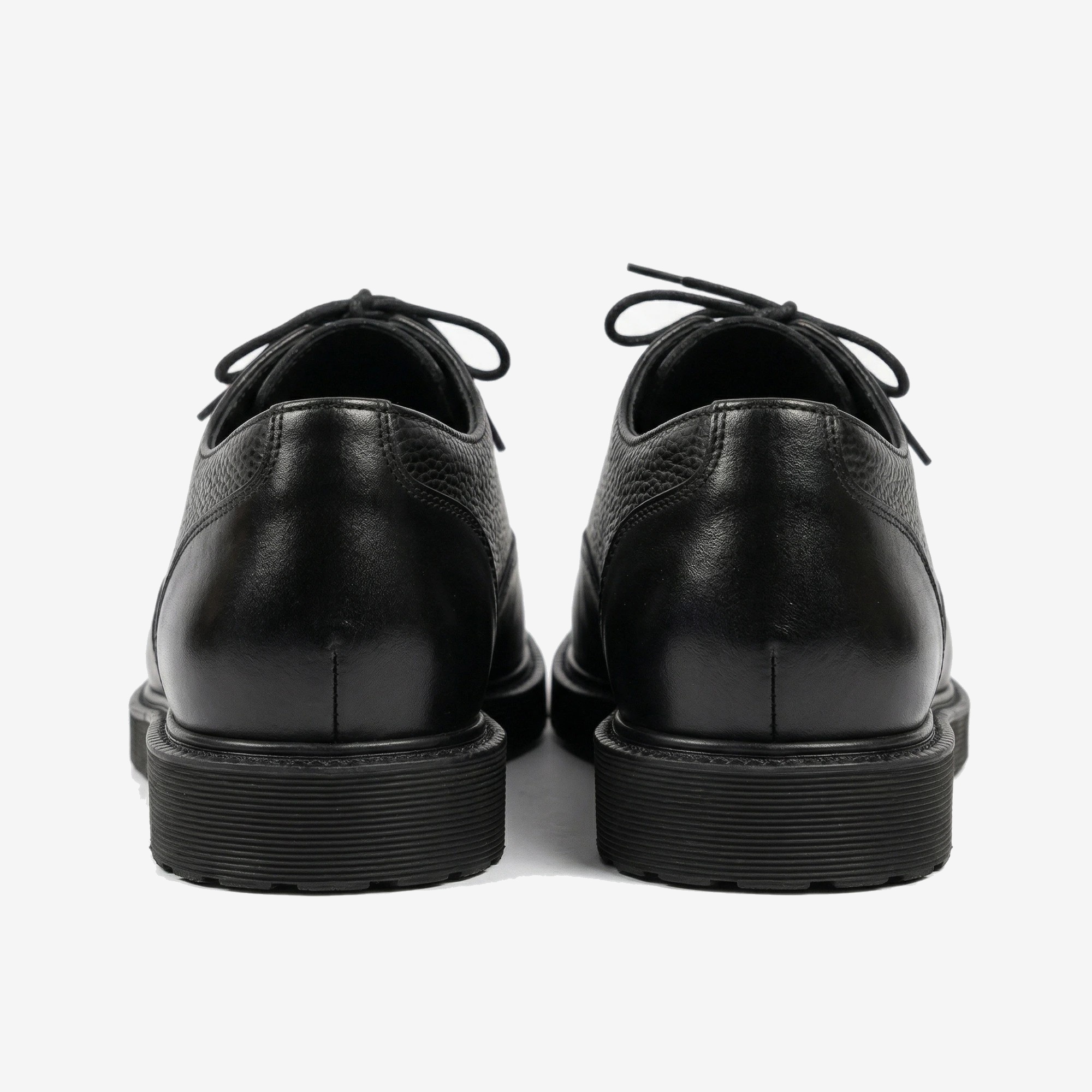 Classic Derby in Noir Pebbled — studio view