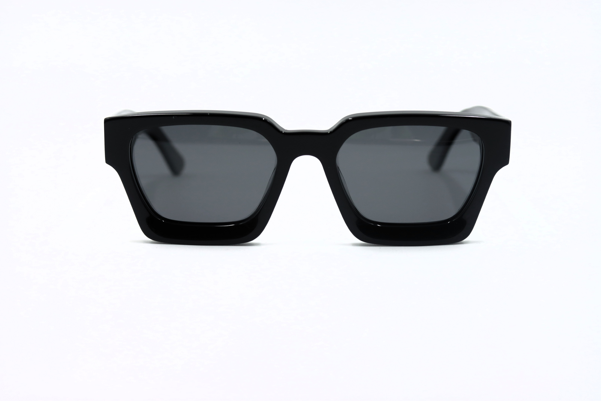VISUALS PARIS Icon Black Sunglasses Premium black sunglasses with VISUALS PARIS logo, sleek frame design, UV protection lenses.